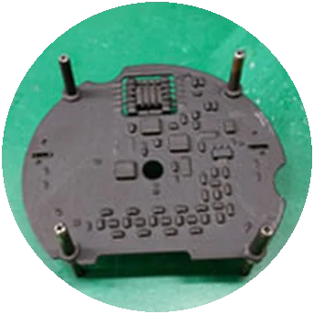 보안 코팅으로 회로와 부품을 검게 덮은 PCB
