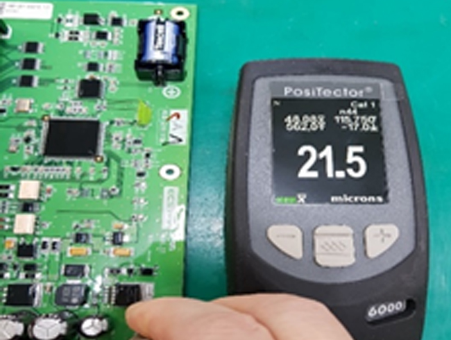 코팅 두께 측정기로 PCB 코팅 두께를 재는 모습